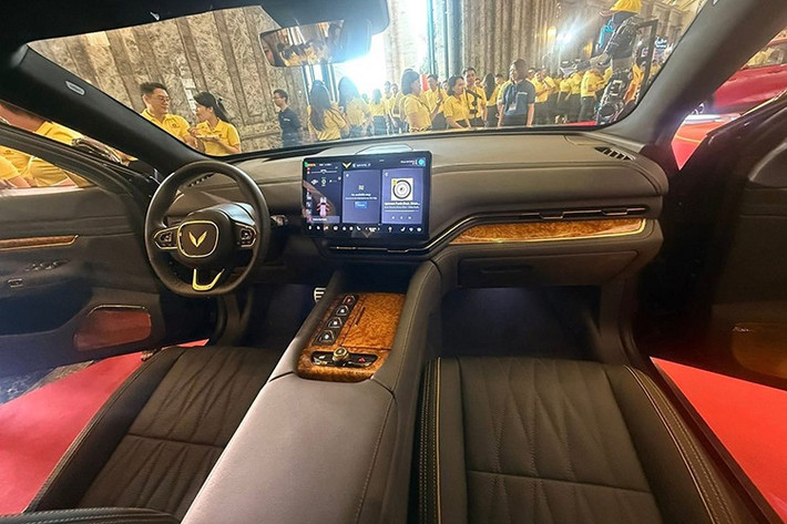 Bên trong nội thất, sự thay đổi lớn nhất của VinFast Lạc Hồng 900 LX nằm ở hàng sau khi bổ sung thêm một vách ngăn cố định giữa hai hàng ghế, được ốp gỗ và có tấm kính chắn mang đậm chất thương gia.