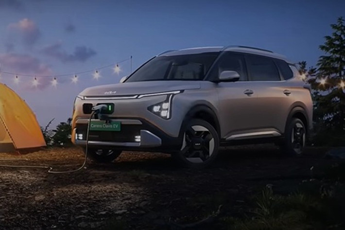 Theo thông tin từ nhà sản xuất, Carens Clavis EV sẽ chính thức ra mắt vào ngày 15/7 với nhiều trang bị nổi bật, trong đó đáng chú ý nhất là cấu hình 7 chỗ ngồi và phạm vi hoạt động lên đến 490 km sau mỗi lần sạc đầy, theo tiêu chuẩn MIDC. Mẫu xe được trang bị bộ pin 51,4 kWh, cho thấy tham vọng cạnh tranh sòng phẳng với các đối thủ trong cùng tầm giá.