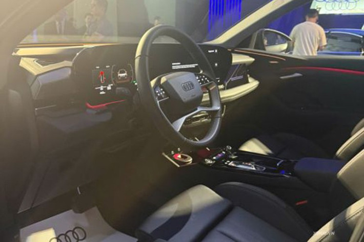 Audi lần đầu tiên trang bị hệ thống màn hình OLED tiên tiến trên mẫu xe này, bao gồm: Màn hình kỹ thuật số Audi Virtual Cockpit plus 11,9-inch và màn hình trung tâm MMI 14,5-inch. Kết hợp với màn hình MMI phụ 10,9-inch dành cho hành khách phía trước, hệ thống này cho phép tách biệt chức năng điều hướng và giải trí trên xe một cách rõ ràng.