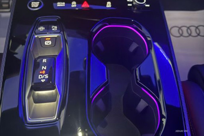 Khoang nội thất cung cấp nhiều không gian và ngăn chứa đồ tiện dụng. Ở khu vực bệ trung tâm, xe được trang bị hai khay đựng ly, một sạc điện thoại không dây và một ngăn chứa đồ dưới bệ tỳ tay trung tâm với dung tích hơn 5 lít. Bảng điều khiển trên cửa người lái được tích hợp các nút cảm ứng mềm, chỉ cần chạm nhẹ là có thể điều chỉnh nhanh chóng các chức năng.