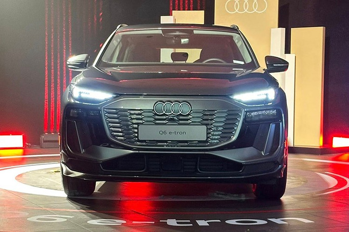 Audi Q6 e-tron sở hữu tỷ lệ hoàn hảo là bước phát triển tiếp theo trong ngôn ngữ thiết kế e-tron đặc trưng của Audi. Thân xe là sự kết hợp hài hòa giữa những đường cong mềm mại và các đường gân dập nổi sắc sảo, tạo nên hiệu ứng dải bóng đổ sống động ngay cả khi xe đứng yên.