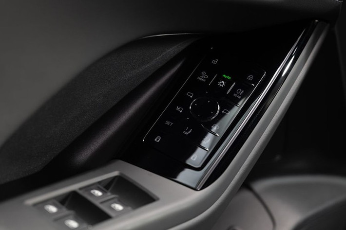 Hệ thống âm thanh cao cấp Bang &amp; Olufsen với 16 loa mang đến trải nghiệm âm thanh vòm 3D sống động trong toàn bộ khoang xe. Đặc biệt, mỗi ghế trước còn được tích hợp hai loa tựa đầu, tạo nên vùng âm thanh cá nhân – lý tưởng cho nhu cầu nghe điện thoại hoặc chỉ dẫn định vị trên xe.