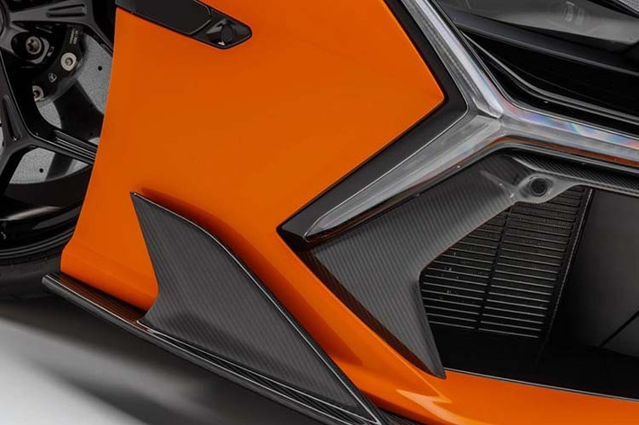 Phần đuôi xe nổi bật với cánh gió bên mở rộng, trong khi bộ khuếch tán gió lớn hơn nhiều. Không giống như các hãng độ khác, Vorsteiner không bổ sung cánh gió sau, mà để nguyên cánh gió sau chủ động của siêu xe Lamborghini Revuelto tiêu chuẩn.