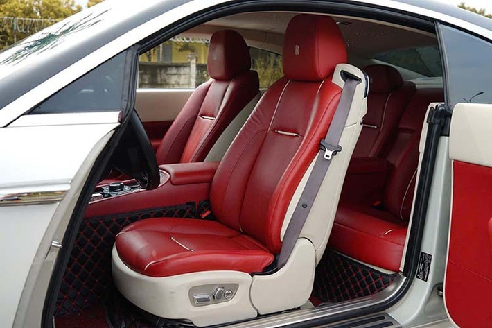 Rolls-Royce Wraith từng của Huấn hoa hồng ngoài bộ áo trắng còn có nội thất đỏ-trắng rất đẹp mắt, tinh tế, thậm chí, xe còn có sẵn trang bị bầu trời đầy sao, 1 tùy chọn dành cho khách hàng chọn mua xe Rolls-Royce Wraith Series I lúc bấy giờ.