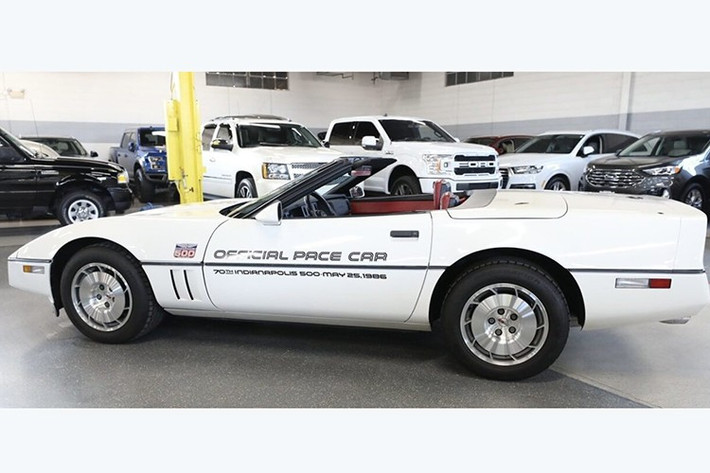 Năm 1986 là một năm quan trọng trong lịch sử Corvette. Với sự trở lại của phiên bản mui trần lần đầu tiên kể từ năm 1975, Corvette đã trở thành xe dẫn đường cho giải Indy 500, và thương hiệu GM đã quyết định kỷ niệm sự kiện này theo cách rõ ràng nhất.