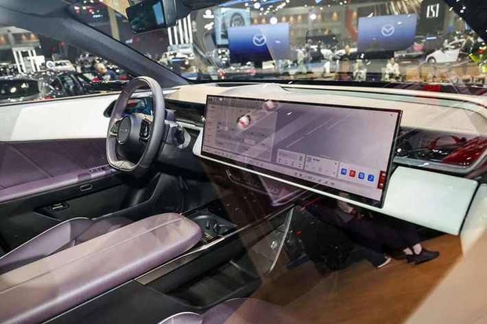 Ngoài ra, Mazda CX-6e còn có màn hình hiển thị thông tin trên kính lái (HUD), ghế sau thông gió, đèn viền nội thất 256 màu và hệ thống âm thanh 23 loa hỗ trợ Dolby Atmos với loa tích hợp trong tựa đầu ghế trước. Mỗi loa trong tựa đầu đều có thể kết nối Bluetooth riêng, cho phép hai người phía trước nghe nhạc hoặc gọi điện độc lập mà không làm phiền người khác. Trong khi đó, trần kính toàn cảnh của xe có độ truyền sáng 35% và lớp phủ phản xạ nhiệt, chặn tới 99,7% tia UV.