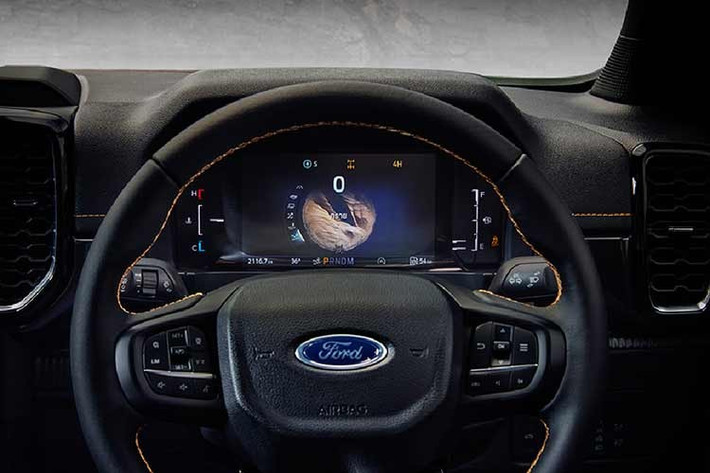 Bên cạnh đó là những trang bị khác như ghế bọc da, ghế trước chỉnh điện 8 hướng, bảng đồng hồ kỹ thuật số đa sắc TFT 12,4 inch, màn hình cảm ứng trung tâm 12 inch nằm dọc, hỗ trợ kết nối Apple CarPlay/Android Auto không dây, đèn viền nội thất, điều hòa tự động 2 vùng và 4 cổng USB.