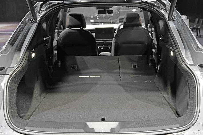 Mức giá bán của mẫu SUV thuần điện Honda e:N2 2026 tại thị trường Thái Lan được công bố từ 1.429.000 Baht (tương đương 1,14 tỷ đồng) và được nhập khẩu nguyên chiếc từ Trung Quốc. Honda e:N2 đi kèm chính sách bảo hành 5 năm hoặc 140.000 km, bảo hành pin 8 năm hoặc 160.000 km, cùng nhiều ưu đãi như tặng bộ sạc tại nhà, sạc di động và bảo hiểm thân vỏ.