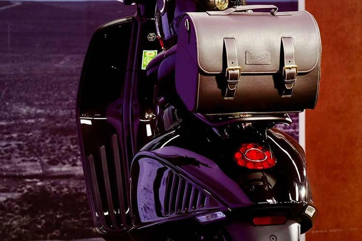 Phiên bản giới hạn này được hoàn thiện bởi bộ phụ kiện tuyển chọn kỹ lưỡng, lấy cảm hứng từ bộ môn cưỡi ngựa. Túi sau được sản xuất tại Ý từ cùng chất liệu da với yên xe, trong khi kính chắn gió với giá đỡ bằng nhôm góp phần tôn lên tổng thể thiết kế tinh tế. Đồng hành cùng Vespa 946 Horse là mũ bảo hiểm jet với logo chữ V mạ vàng ba chiều ở mặt sau.