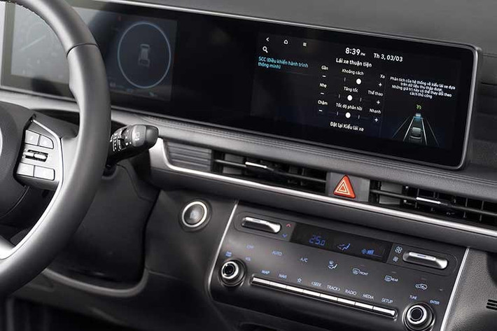 Điểm nhấn công nghệ trên phiên bản mới là cụm màn hình kép gồm bảng đồng hồ kỹ thuật số và màn hình cảm ứng trung tâm liền mạch, cùng có kích thước 10,25 inch. Màn hình có giao diện hiển thị trực quan, giúp người lái dễ dàng theo dõi thông tin và thao tác.