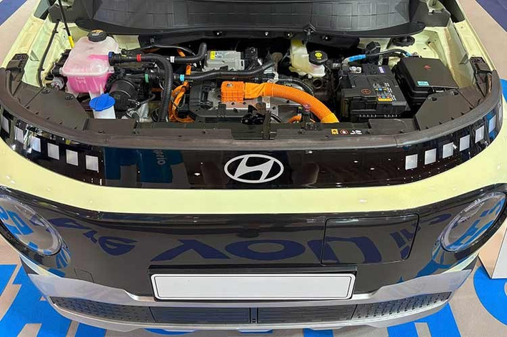 Về khả năng vận hành, Casper Electric Lounge sử dụng động cơ điện công suất 113 mã lực kết hợp với bộ pin dung lượng 49 kWh. Phạm vi hoạt động đạt khoảng 295 km cho mỗi lần sạc, nhỉnh hơn bản Cross nhưng thấp hơn bản Inspiration do khác biệt về kích thước mâm xe. Đây là mức vận hành phù hợp với nhu cầu di chuyển đô thị, đúng với định hướng của một mẫu xe điện cỡ nhỏ.