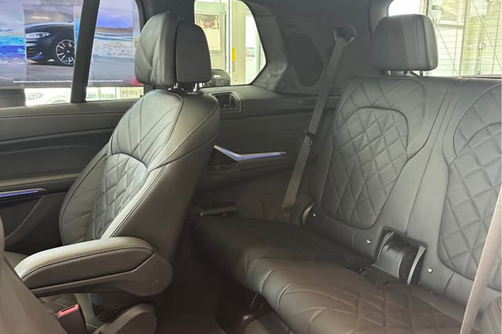 BMW X7 hiện có hai phiên bản tại Việt Nam: M Sport và Pure Excellence, khác biệt về phong cách thiết kế. Bản M Sport mang đậm chất thể thao với mâm 21 inch và cản trước hầm hố, trong khi bản Pure Excellence hướng đến sự sang trọng với mâm 22 inch nhiều nan và các chi tiết ngoại thất thanh lịch hơn.