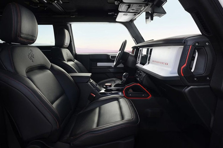 Trọng lượng của xe cũng “khủng” không kém – bản range-extender nặng 2.510 kg, còn bản chạy điện thuần lên tới 2.630 kg – trong khi Bronco Raptor tại Mỹ chỉ nặng 2.240 kg, và Bronco Sport nhẹ nhất chỉ khoảng 1.590 kg.