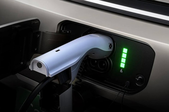 Đặc biệt, chế độ i-Pedal mang đến cảm giác lái một chân tiện lợi khi di chuyển trong đô thị. Xe còn tích hợp tính năng V2L (Vehicle-to-Load), giúp cung cấp điện cho các thiết bị bên ngoài – rất phù hợp với những người có lối sống di động.