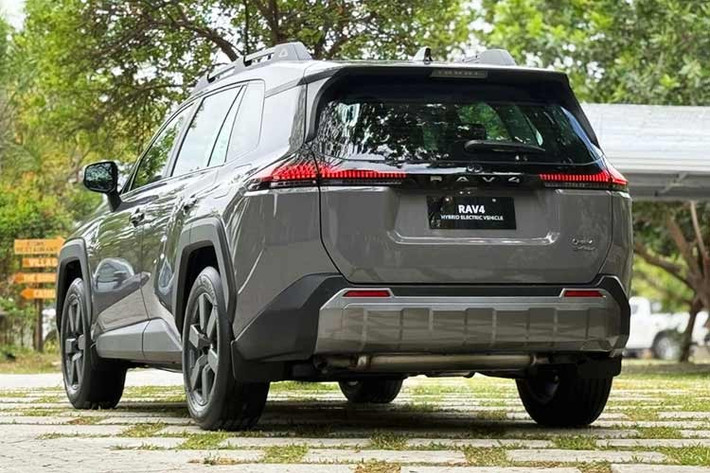 Dù chia sẻ nền tảng thiết kế chung, hai phiên bản ADV và LTD lại thể hiện rõ hai phong cách khác biệt. Trong khi ADV hướng đến hình ảnh mạnh mẽ, đậm chất off-road với cản trước hầm hố, mâm 18 inch và giá nóc, thì LTD lại thiên về sự sang trọng với lưới tản nhiệt họa tiết lục giác, mâm 20 inch cùng cửa sổ trời cỡ lớn.