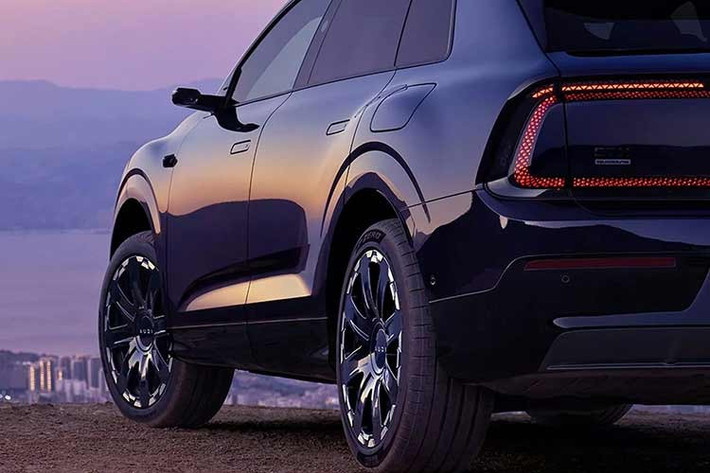 E7X được trang bị đèn pha LED kỹ thuật số độ phân giải cao DLP triệu điểm ảnh nằm dọc và dải đèn LED định vị ban ngày bao quanh lưới tản nhiệt đóng kín, tạo hiệu ứng ánh sáng vòng. Thêm vào đó là logo phát sáng cùng các chi tiết LED nhận diện với họa tiết chấm bi.