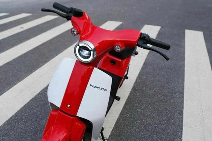 Trong khi đó, một cửa hàng khác tại TP.HCM bán Cub E với mức giá thấp hơn hẳn, chỉ hơn 20 triệu đồng. Đại lý cho biết mẫu xe này "cháy hàng" rất nhanh, vì nhiều người Việt ưa thích kiểu dáng cổ điển của dòng Super Cub. Trong khi đó, mẫu Cub 125 đang bán chính hãng có mức giá khá cao, lên đến gần 100 triệu đồng.