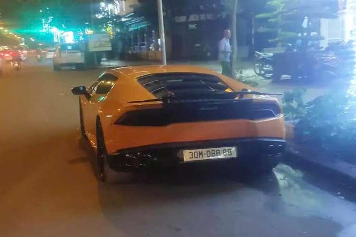 Chiếc Lamborghini Huracan này từng có thời gian khá đình đám mang biển số 43A-56789 trước khi được 1 doanh nhân Hà Nội mua lại, cho đeo biển số 30M-08888 và nay đã bán vào trong Nam, chưa rõ sẽ mang biển đẹp tiếp, hay chủ nhân sẽ bấm đại biển nào để cho xe đi.