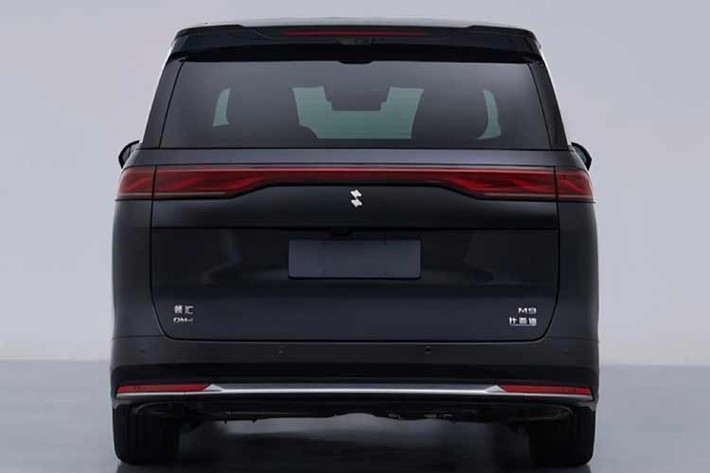 Mẫu xe MPV Linghui M9 2026 mới được ra mắt vào đầu tháng 2 này tại thị trường quê nhà Trung Quốc, bao gồm các dòng xe e và M: Linghui e5, e7, e9 và M9. Dòng xe e đều là xe điện thuần túy, còn M9 là mẫu xe hybrid cắm điện duy nhất.