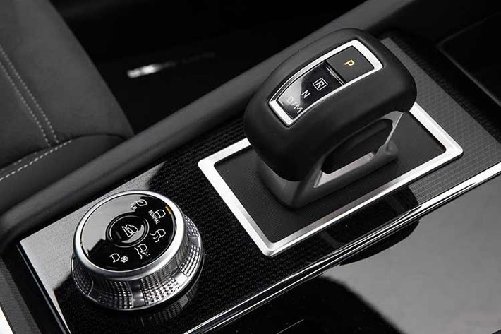 Các tiện nghi khác như hệ thống âm thanh Dynamic Yamaha 8 loa, màn hình trung tâm 27 inch, vô lăng sưởi, hai sạc không dây, 5 cổng sạc USB-C và hỗ trợ kết nối Android Auto/Apple CarPlay không dây cũng được trang bị tiêu chuẩn.