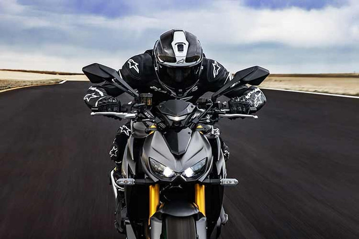 Kawasaki Z1100 SE 2026 chính thức ra mắt phiên bản mới kế thừa triết lý Sugomi mạnh mẽ. Điểm khác biệt dễ nhận biết nhất trên Z1100 SE so với Z1000 là phần ốp gầm "mỏ cày" mới và cặp pô đôi đối xứng hai bên chuyển sang pô đơn bên phải thân xe.