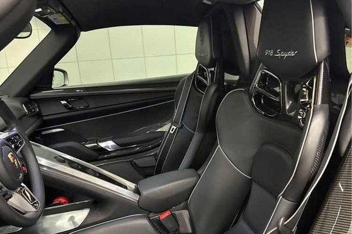 Mẫu xe này chỉ có hai chỗ ngồi, với thiết kế tạo cảm hứng cho người lái khi dồn hết thông tin và nút bấm vào cụm đồng hồ và vô-lăng. Hệ thống giải trí không quá hiện đại. Xe có mui cứng tháo lắp rời được để thành xe mui trần.