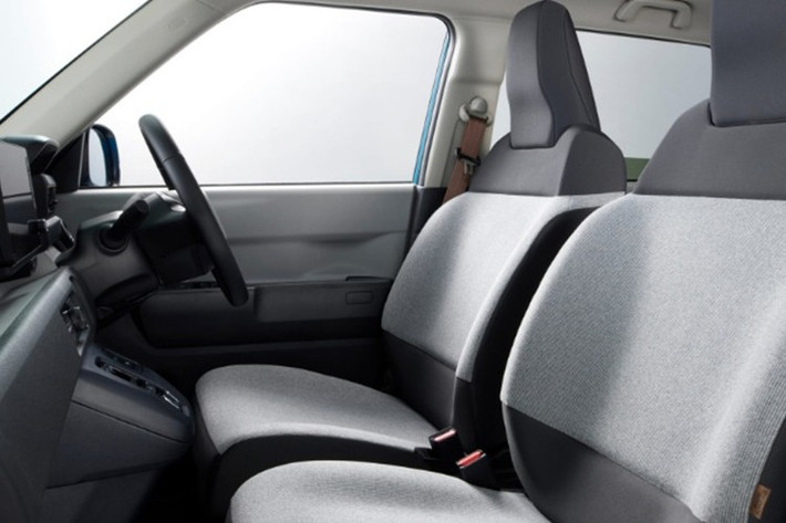 Xe sở hữu cụm điều hòa tự động với màn hình hiển thị kỹ thuật số, bảng đồng hồ Full LCD cùng phanh tay điện tử EPB đi kèm tính năng giữ phanh tự động Auto Hold.