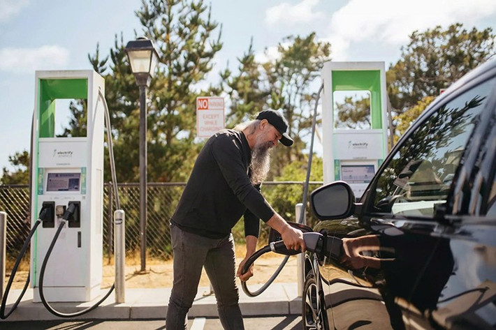 Một minh chứng đáng chú ý cho độ bền của Ford Mustang Mach-E đến từ người dùng Mỹ tên David Blenkle - một tài xế dịch vụ công nghệ tại bang Colorado. Trong suốt 3 năm, Blenkle sử dụng chiếc Mustang Mach-E với cường độ cao, trung bình 12 tiếng mỗi ngày, tổng quãng đường đã đi vượt mốc 403.000 km, tương đương với việc đi vòng quanh Trái Đất 10 lần.