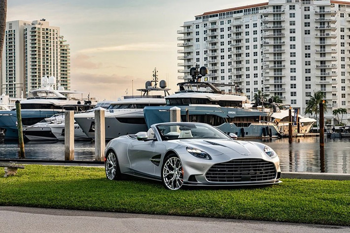 Sau một năm thực hiện, bộ sưu tập 2 chiếc xe độc ​​quyền này là "kết quả của niềm đam mê chung dành cho nghề thủ công, sự đổi mới và phong cách sống", Jennifer Welker Peacock của Denison Yachting cho biết.