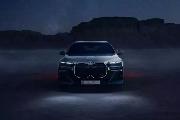 Xin nhắc lại rằng dòng xe 7 Series hiện có các phiên bản 740i, 740i xDrive ( AWD ), 750e xDrive và 760i xDrive, với giá khởi điểm từ 99.300 đô la. Các phiên bản i7 eDrive50 và i7 xDrive60 cũng có sẵn, và phiên bản chạy điện cao cấp nhất là i7 M70, có giá khởi điểm từ 168.500 đô la.