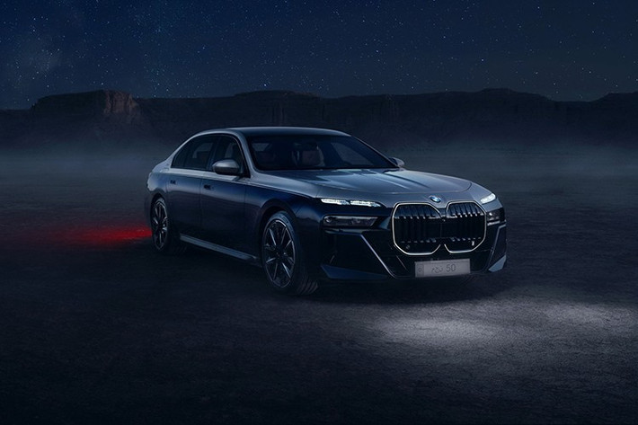 Bạn có nghĩ rằng BMW 7 Series 1 ngày nào đó sẽ có phiên bản giới hạn, sản xuất dành riêng cho 1 thị trường nhất định và điều đó đã có với BMW 7 Series Suhail Edition. Được đặt theo tên ngôi sao Suhail, được cho là "biểu tượng của sự dẫn đường và sự xuất chúng bắt nguồn từ di sản Ả Rập".