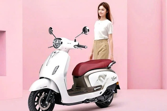 Không chỉ chú trọng vào vận hành, Haojue Lumi 125 2026 còn được trang bị nhiều tiện nghi hiện đại như màn hình LCD màu, khởi động không cần chìa (Smart Key), cổng sạc nhanh USB 18W và nắp bình xăng đặt phía trước, giúp việc đổ xăng trở nên thuận tiện hơn.