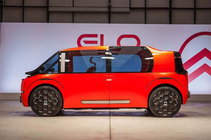 Nhưng căn nhà này không chỉ có thể biến thành phòng ngủ mà còn có thể là rạp chiếu phim. Để hỗ trợ điều đó, nó có một màn chiếu có thể thu gọn được giấu kín đáo. Bên trong cũng có các đế gắn từ ván chèo thuyền Decathlon, phòng trường hợp xem phim quá nhàm chán và bạn muốn tìm kiếm một cuộc phiêu lưu.