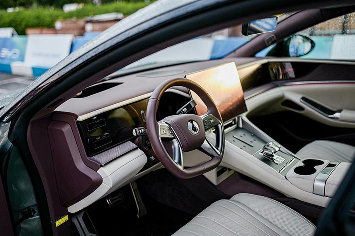 Mẫu xe sử dụng bộ pin Blade LFP 100 kWh với quãng đường di chuyển lên tới 630 km theo tiêu chuẩn CLTC giúp đáp ứng tốt nhu cầu sử dụng ở cả đô thị và đường dài.