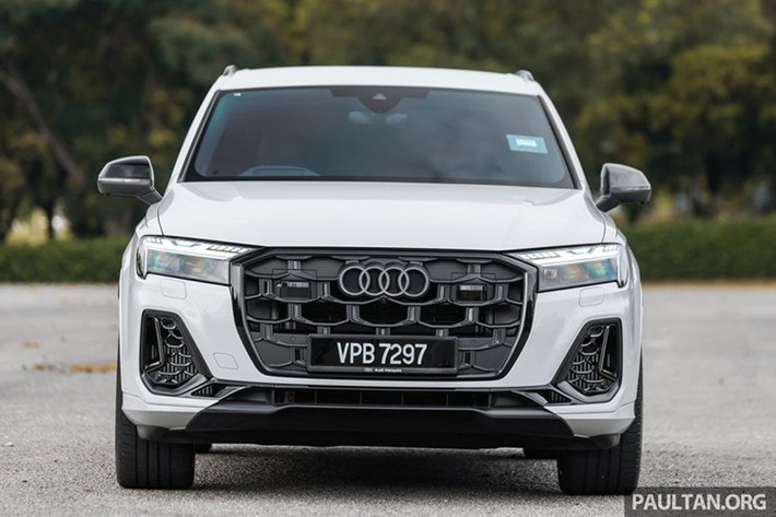 Ngoài ra, Audi Q7 2025 CKD tại Malaysia có 4 tùy chọn màu sơn: xanh Waitomo, xám Daytona, đen Mythos và trắng Glacier.