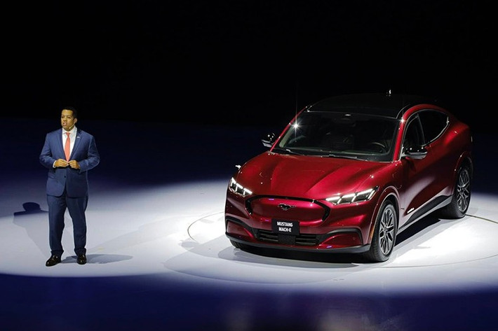 Ngày 15/8/2025 vừa, tại lễ kỷ niệm 30 năm có mặt tại thị trường Việt nam, mẫu xe điện Ford Mustang Mach-E đã chính thức được ra mắt. Đây là lần đầu tiên hãng Ford phân phối xe điện ở thị trường Việt Nam.