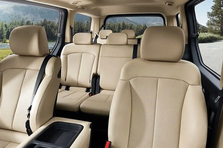 Tương tự trước đây, Hyundai Staria mới cũng tiếp tục được phân phối với nhiều cấu hình ghế ngồi, từ bản 2 chỗ thiên về chở hàng cho đến bản 11 chỗ rộng rãi với 4 hàng ghế. Để mang đến cảm giác êm ái khi vận hành, Hyundai đã tinh chỉnh hệ thống treo và cao su đỡ khung phụ của xe.