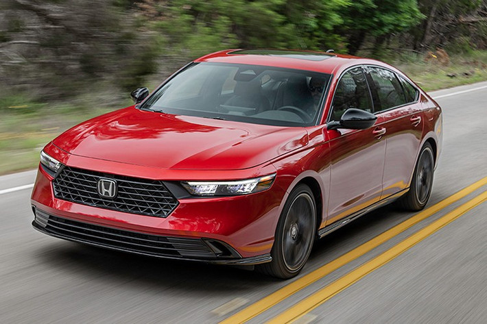 Ngoài ra, bản Sport Hybrid và Sport-L Hybrid sở hữu các chi tiết sơn đen ở logo, gương chiếu hậu, cột B và ăng-ten vây cá mập, góp phần tăng nét cá tính. Trong khi đó, các phiên bản EX-L và Touring cao cấp hơn vẫn giữ nguyên thiết kế và trang bị như đời 2025.