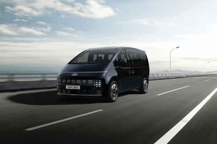 Tuy nhiên, những chiếc xe nguyên mẫu thử nghiệm đã từng được bắt gặp trên đường phố với cản trước thiết kế riêng. Ngoài ra, Hyundai Staria 2026 còn được bổ sung màu xanh Classy Blue Pearl mới. Riêng bản Lounge có thêm màu sắc tùy chọn là đỏ Galaxy Maroon Pearl.