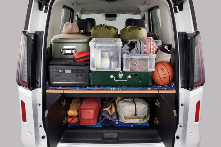 Thứ hai là hệ truyền động hybrid e-Power, kết hợp động cơ xăng HR14DDe 3 xi-lanh thẳng hàng, hút khí tự nhiên, dung tích 1.4L đóng vai trò máy phát điện cho mô-tơ điện dẫn động với công suất tối đa 163 mã lực và mô-men xoắn cực đại 315 Nm. Phiên bản AWD của Nissan Serena e-Power 2026 có thêm mô-tơ điện thứ hai nằm ở trục sau.