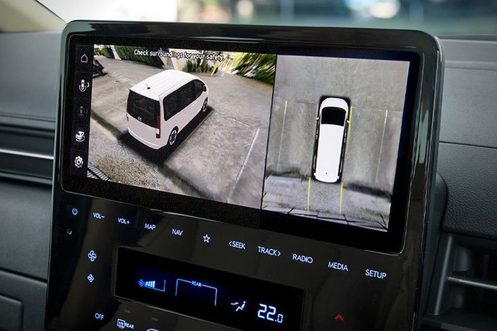 Mặt táp-lô được cải tiến với cửa gió điều hòa mới và khay chứa đồ bổ sung. Bên cạnh đó, bệ tì tay trung tâm được thiết kế lại, bổ sung nhiều nút bấm vật lý hơn nhằm thay thế các phím cảm ứng của phiên bản cũ.