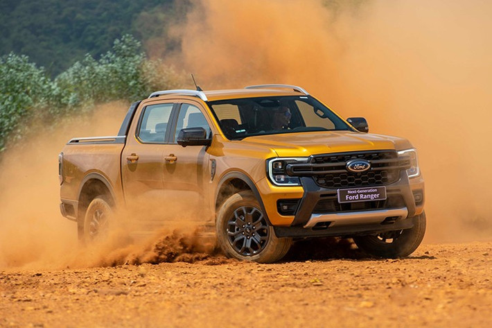 Bán tải: Ford Ranger ﻿Ford Ranger giữ vững ngôi vị "vua bán tải" với doanh số áp đảo 16.493 xe, tạo khoảng cách mênh mông với Mitsubishi Triton (3.724 xe) và Toyota Hilux (3.427 xe). Với hệ thống phiên bản đa dạng và uy tín thương hiệu đã được khẳng định, Ranger gần như không gặp phải bất kỳ áp lực cạnh tranh nào đáng kể. Đây là mẫu xe có vị thế ổn định nhất trên thị trường ôtô Việt Nam hiện nay.