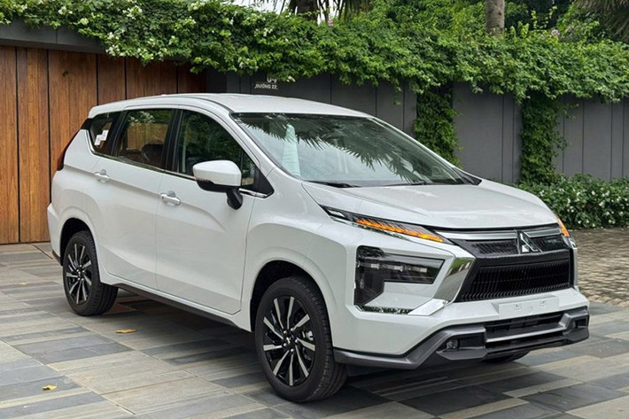 MPV cỡ nhỏ: Mitsubishi Xpander ﻿Mitsubishi Xpander tiếp tục chắc suất là mẫu MPV bán chạy nhất phân khúc cỡ nhỏ tại Việt Nam 2025 dù năm nay vẫn còn tháng 12. Tuy nhiên, do khoảng cách của mẫu xe Nhật với bộ đôi Toyota (Veloz và Avanza) quá lớn (hơn 9.000 xe), cục diện đã an bài từ sớm. Mẫu xe của Mitsubishi vẫn đang là cái tên ăn khách nhất phân khúc MPV nói chung tại Việt Nam, nhưng cần dè chừng khi VinFast Limo Green đang nổi lên như một hiện tượng mới.