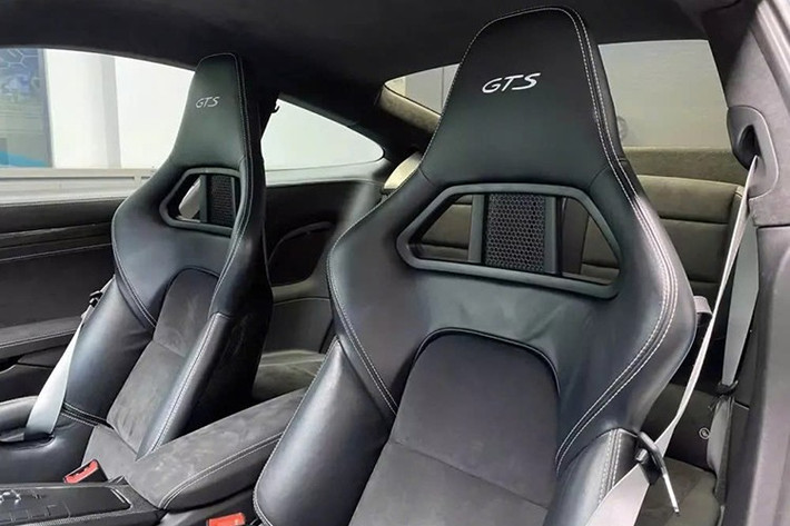 Porsche 911 Carrera GTS màu xanh Miami sử dụng hộp số 7 cấp ly hợp kép PDK, nhờ đó, mẫu xe thể thao này có thời gian tăng tốc từ vị trí xuất phát lên 100 km/h chỉ trong thời gian 3,7 giây trước khi đạt vận tốc tối đa 310 km/h.