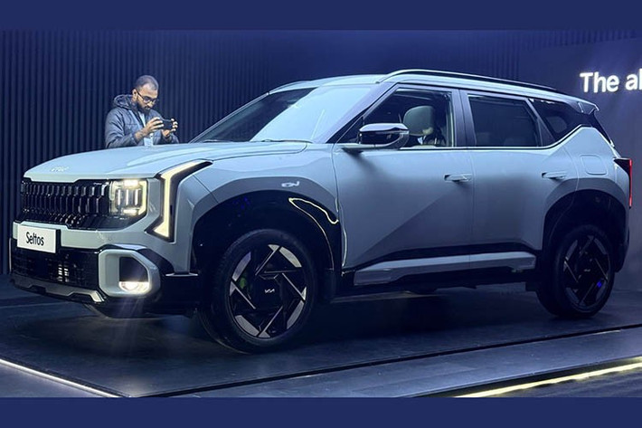 Về kích thước, Seltos thế hệ mới sở hữu vóc dáng lớn hơn rõ rệt so với mẫu cũ. Xe dài 4.460 mm, rộng 1.830 mm và có chiều dài cơ sở 2.690 mm, trở thành một trong những mẫu SUV dài và rộng nhất phân khúc.