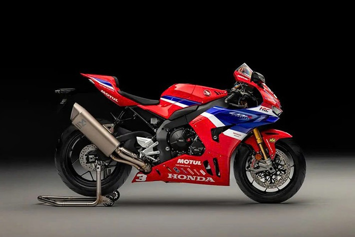 Dean Harrison là người đã cầm lái chiếc Honda CBR1000RR-R Fireblade SP và giờ đây, hãng xe Honda đã ăn mừng chiến thắng này bằng việc tạo ra đúng 12 chiếc xe Honda CBR1000RR-R Fireblade SP Dean Harrison Edition dành riêng cho thị trường Vương quốc Anh.