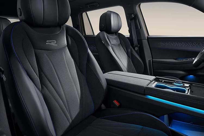 Sự tiện nghi còn được đẩy lên tối đa với dàn âm thanh Harman Kardon cao cấp, cửa sổ trời toàn cảnh và hệ thống đèn viền nội thất 30 màu. Đặc biệt, hàng ghế thứ 3 có khả năng gập điện thông minh, giúp biến hóa dung tích khoang hành lý từ 286 lít lên con số ấn tượng 2.427 lít chỉ bằng một nút bấm.