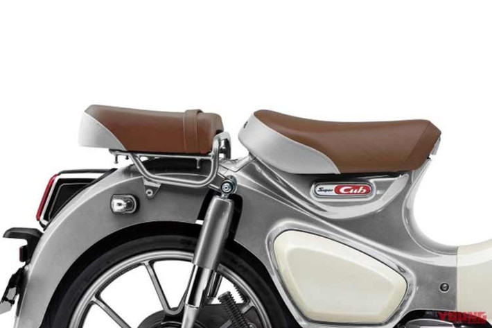 Trong đó, Honda Super Cub C125 2026 phiên bản Pearl Smoky Gray sở hữu tông xám đậm trầm lắng, kết hợp với yên xe màu nâu, mang lại cảm giác cổ điển, ấm áp và chững chạc, hướng đến nhóm khách hàng yêu thích sự tinh tế và giản dị.
