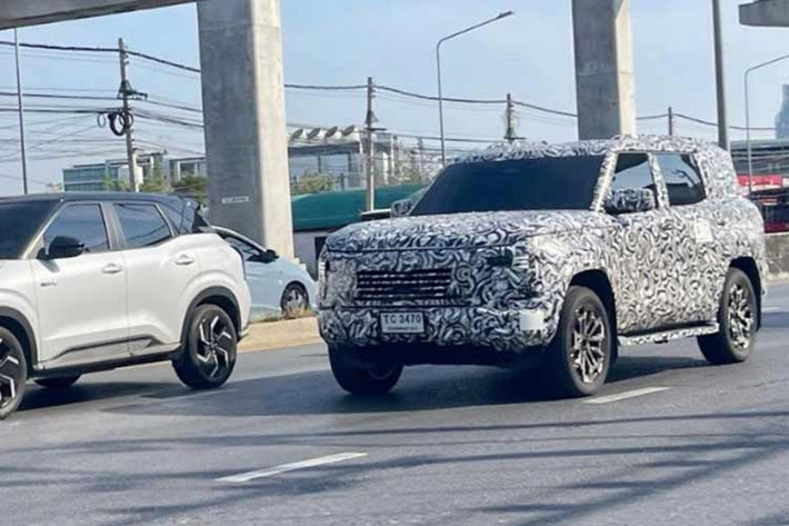 Những hình ảnh chạy thử cho thấy Mitsubishi Pajero 2027 mới đã thay đổi gần như hoàn toàn. Thay vì kiểu dáng bo tròn mềm mại như hiện tại, xe chuyển sang thiết kế vuông vức, dựng đứng và cơ bắp hơn, gợi nhớ đến phong cách SUV những năm 1990 kết hợp nét hiện đại cứng cáp của xe Mỹ. Nhiều ý kiến thậm chí ví von đây là một “Land Cruiser thu nhỏ” đến từ Mitsubishi.