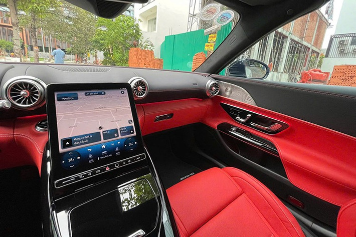 Chưa hết, Mercedes-AMG SL43 thế hệ thứ 7 còn sở hữu màn hình giải trí kích thước 11,9 inch, tích hợp đầy đủ các tính năng, giúp người sử dụng có thể tùy chỉnh, và ngoài ra, nó có thể thay đổi vị trí để chống chói. Màn hình sau tay lái dạng kỹ thuật số 12,3 inch.